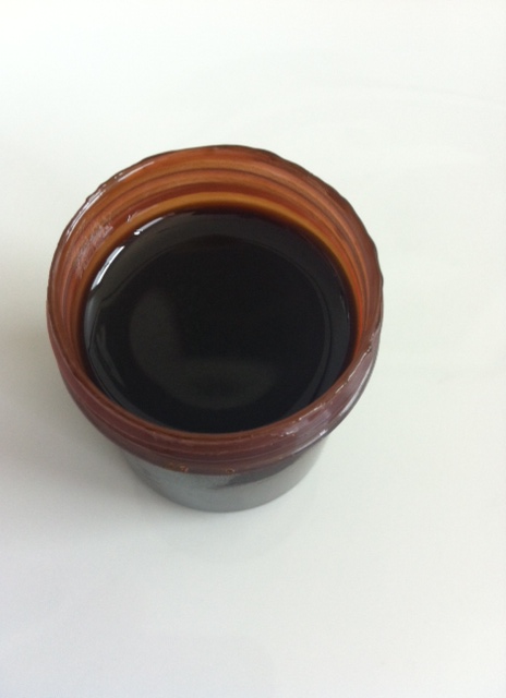 Frisches Cannabisöl aus dem Labor.