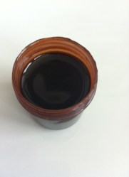 Frisches Cannabisöl aus dem Labor.